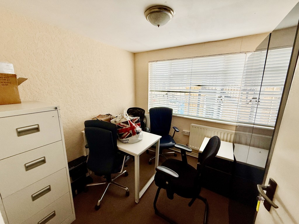 Lot: 15 - BUSINESS CENTRE FOR INVESTMENT WITH LAPSED PLANNING FOR 12 FLATS - Room 1